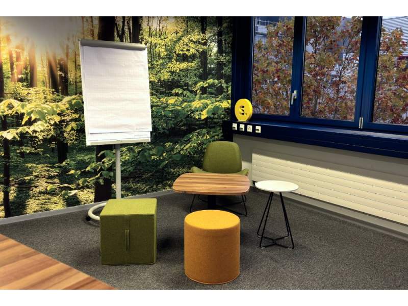 Kreativraum von Schäfer Shop mit flexibler Meetingmöblierung und inspirierender Waldatmosphäre