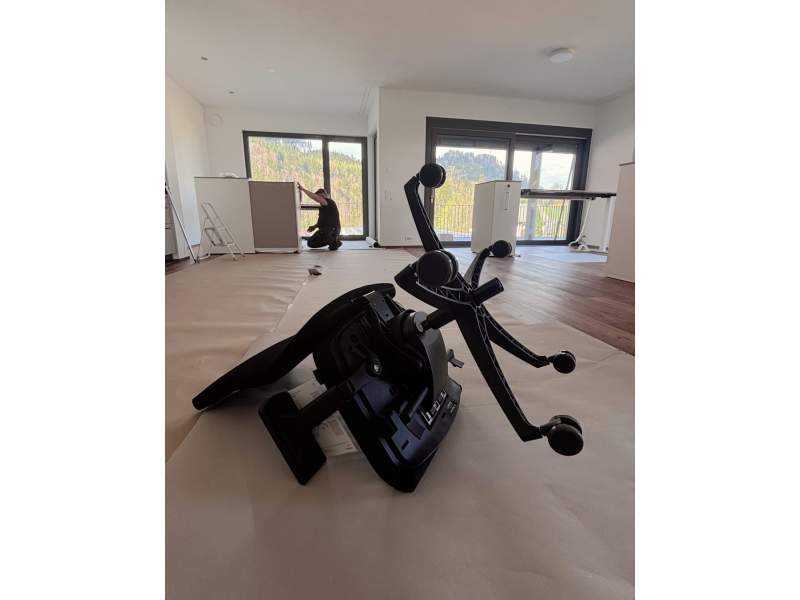 Montage eines ergonomischen Büroarbeitsplatzes durch das Schäfer Shop Montageteam bei Minder Immobilien