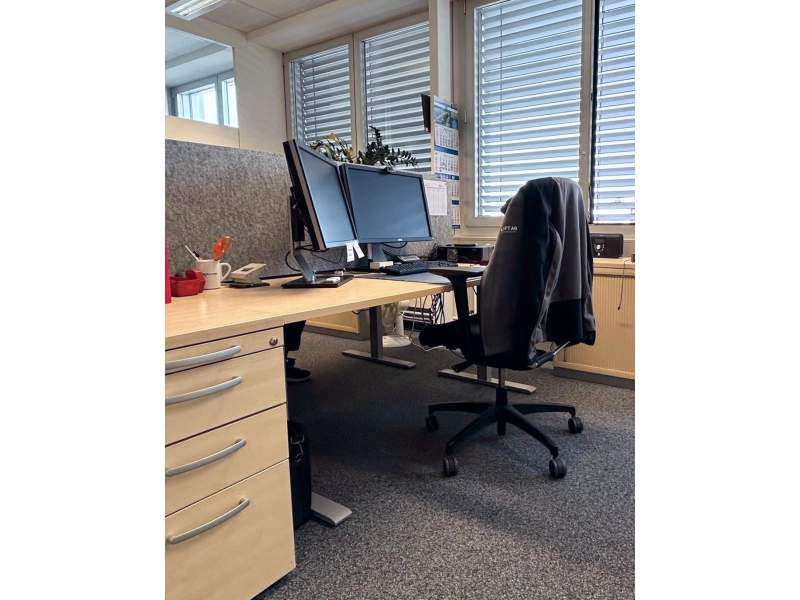 Ergonomische Büroarbeitsplätze mit höhenverstellbaren Schreibtischen bei Lift AG in Regensdorf