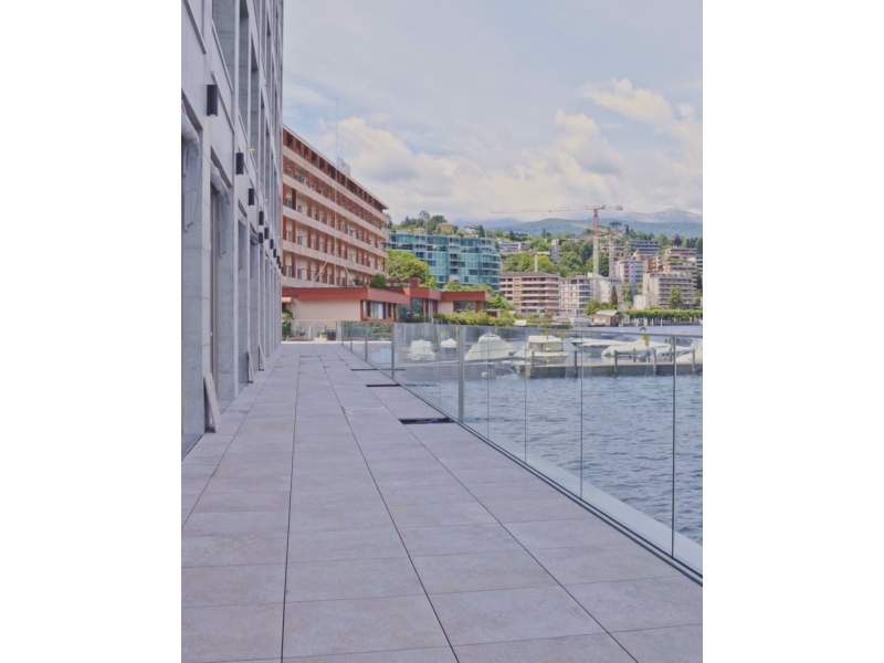 Aussenbereich der Residenza Du Lac am Lago di Lugano mit moderner Architektur und Seeblick