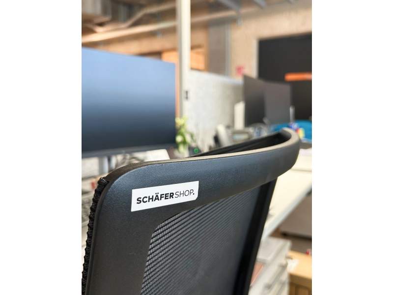Ergonomischer Büroarbeitsplatz mit Schäfer Shop Drehstuhl und mehrfacher Monitorlösung bei Hug Baustoffe