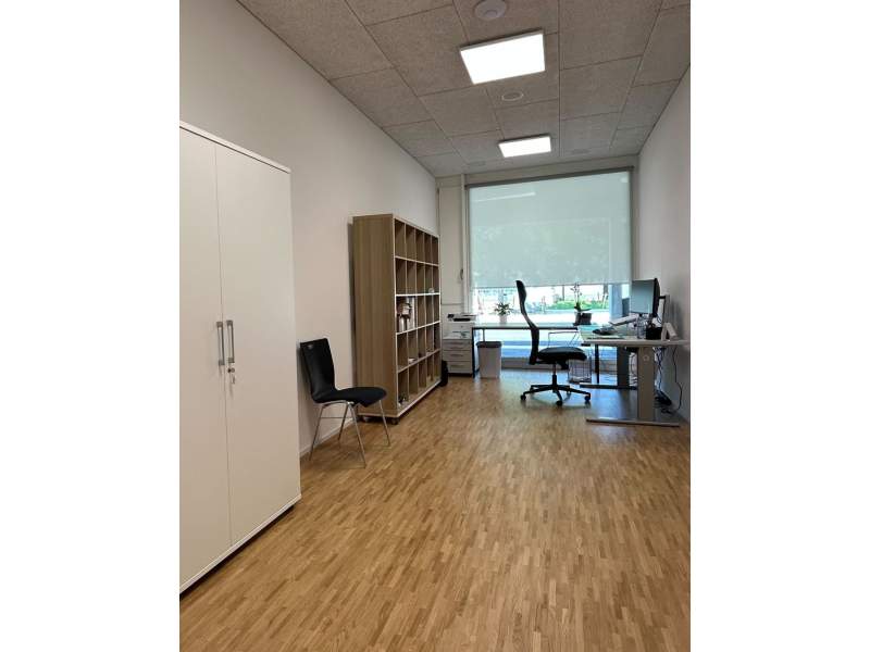 Ergonomischer Büroarbeitsplatz der Schule Egerkingen mit höhenverstellbarem Schreibtisch und Stauraumlösungen