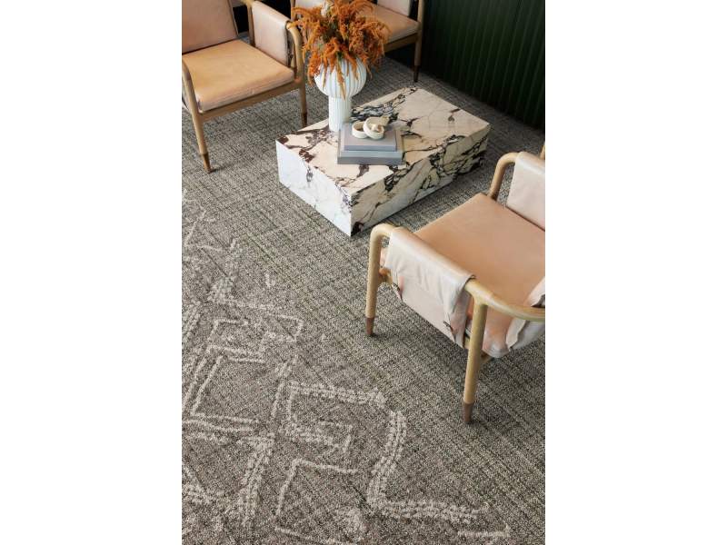 Interface Dual Effect Teppichfliesen in einer Loungezone mit Sitzgruppe