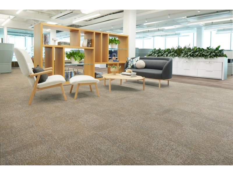 Interface Pressed For Time Teppichfliesen in einer offenen Lounge- und Arbeitszone