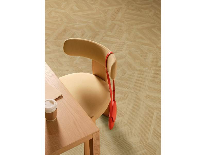 Interface Luxury Vinyl Tile Cut & Form Bodenbelag im Arbeitsbereich mit Parkettoptik