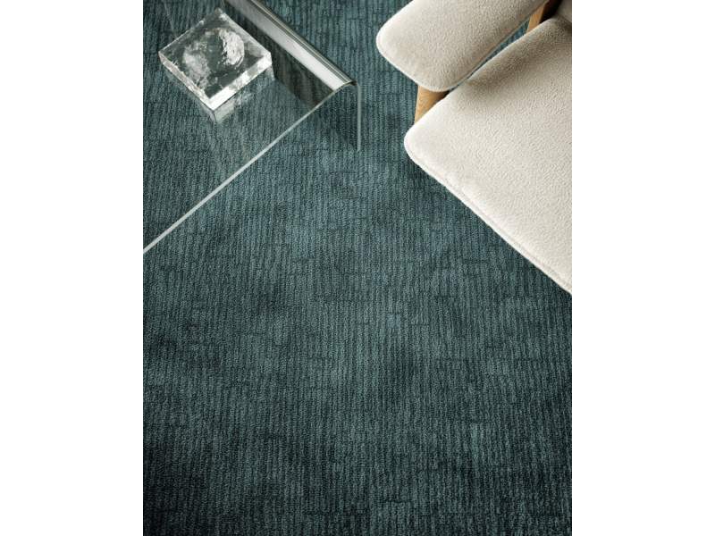 Object Carpet Slate Teppichboden in einer Lounge mit dezent linear strukturierter Oberfläche