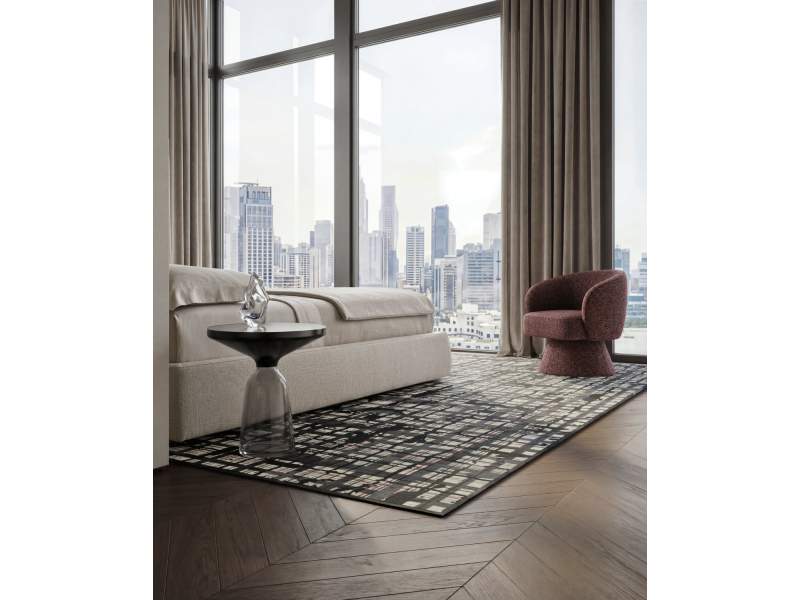 Object Carpet Rebell Teppich in einem Wohnbereich mit urbanem, rasterartigem Muster