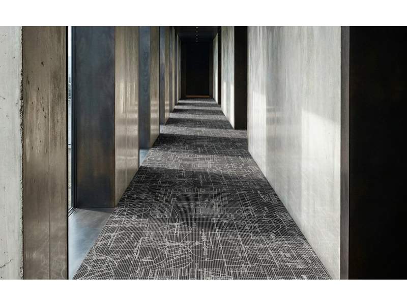 Object Carpet Scetch Teppichboden in einem langen Flurbereich mit fein gezeichneten geometrischen Linien