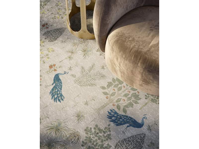 Object Carpet Peacock Teppichboden in einer Lounge mit Pfauen- und Pflanzenmotiven