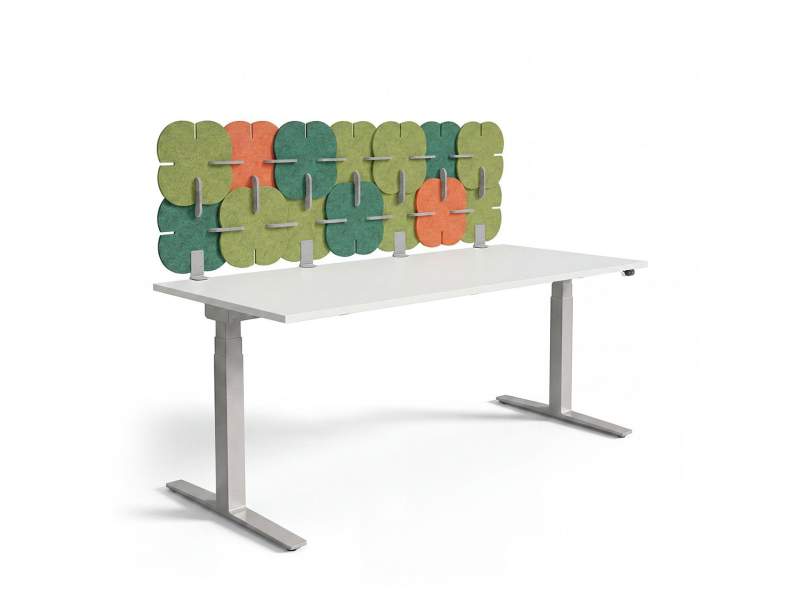 Tischpaneel König + Neurath BLOOM.DESK mit organischen PET-Blütenelementen als Abschirmung am Schreibtisch