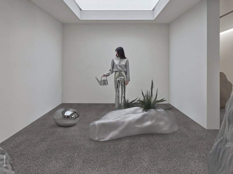 Object Carpet HELIX Hochflor-Teppichboden in einer minimalistisch gestalteten Rauminszenierung mit Pflanzen und skulpturalen Objekten