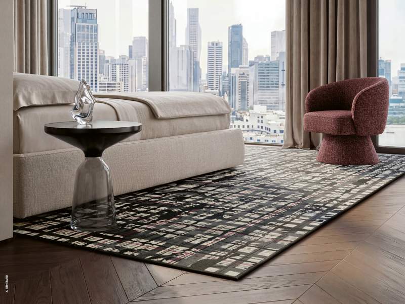 Object Carpet Rebell Teppich in einem Wohnbereich mit urbanem, rasterartigem Muster