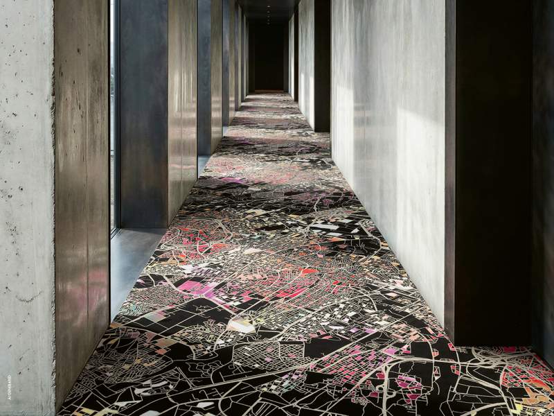 Object Carpet Maps Teppichboden in einem langen Flurbereich mit detailreichem Stadtplan-Muster