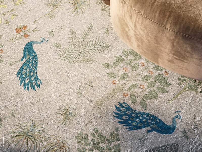 Object Carpet Peacock Teppichboden in einer Lounge mit Pfauen- und Pflanzenmotiven