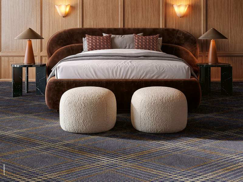 Object Carpet Pepita Teppichboden mit klassischem Karomuster in einem elegant eingerichteten Schlafzimmer