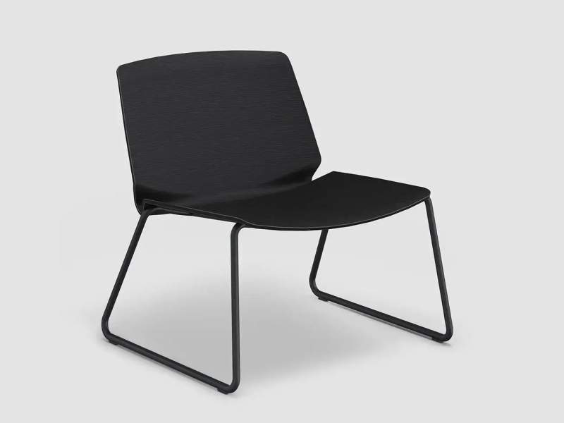 Loungesessel Bene B_Wave Lounge Chair mit wellenförmig gebogener Sitzschale und Kufengestell