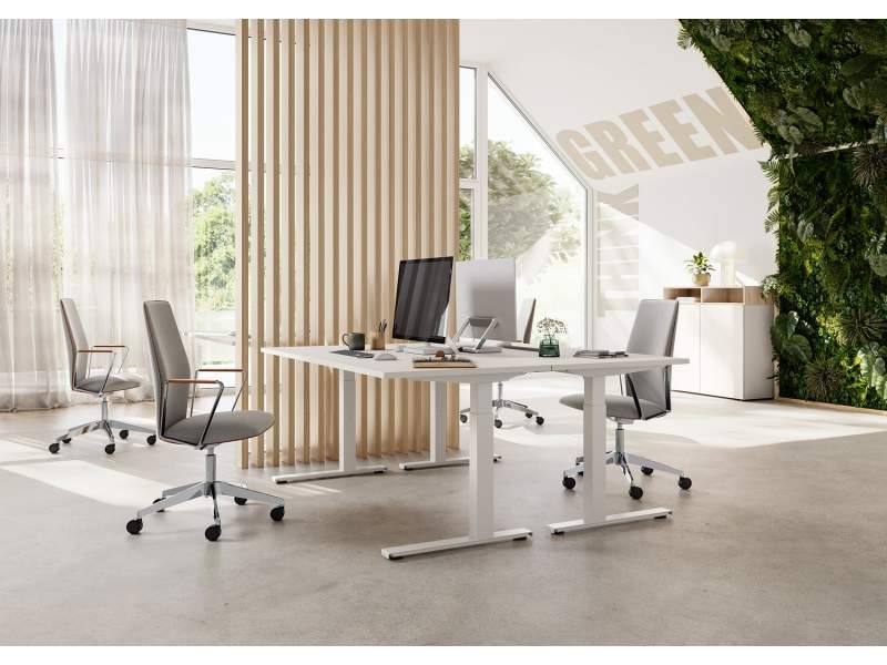 fm Büromöbel fouraction classic Schreibtischsystem als Arbeitsplatzgruppe in einem hellen Büro mit Bürodrehstühlen und Monitoren