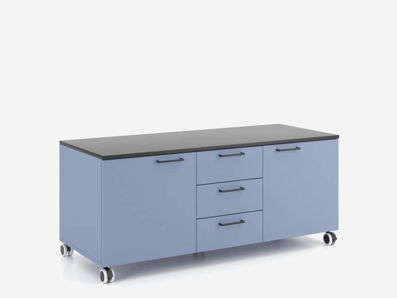 Rollsideboard Nowy Styl K42 mit zwei Türen, drei mittigen Schubladen und mobiler Ausführung auf Rollen