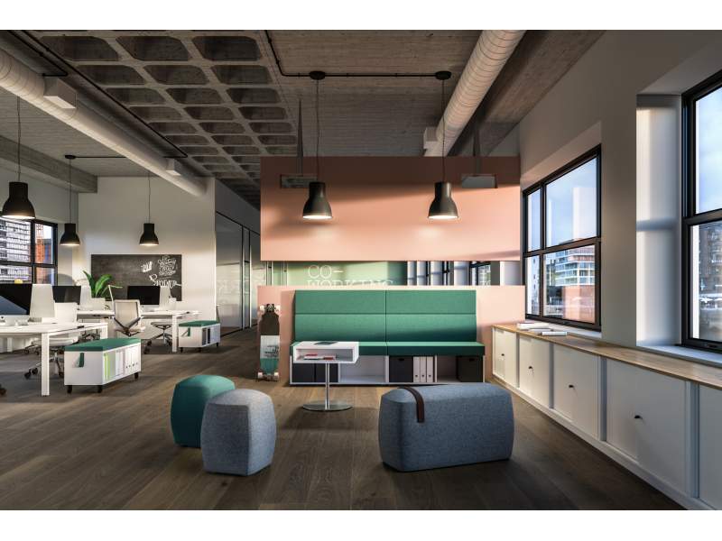 Assmann Büromöbel Syneo Part – modulare Loungezone mit gepolsterten Sitzelementen und Stauraummöbeln im offenen Büro