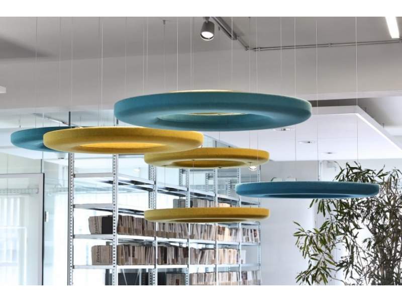 Ein rundes Akustikpaneel dECKENABSORBER, BuzziSpace, Akustikelemente BuzziDonut