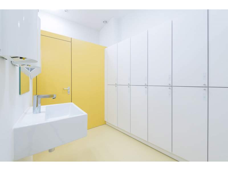 Garderobenschrank weiss Garderobe ALuoffice Mitarbeiterspind