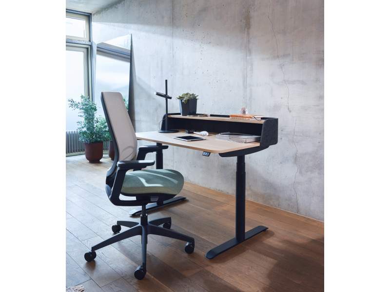 Höhenverstellbarer Schreibtisch elektrisch ergonomische Schreibtische Home Office Sedus se:desk home
Schublade optional
Sichtschutz mit integrierter Ablageplatte
Tischplatte mit abgerundete Ecken
