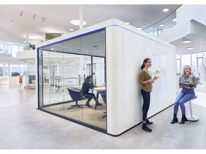 Abgeschirmte Arbeitsplätze abgeschirmte Konferenzplätze Raumelemente Raum-in-Raum Sedus se:cube max