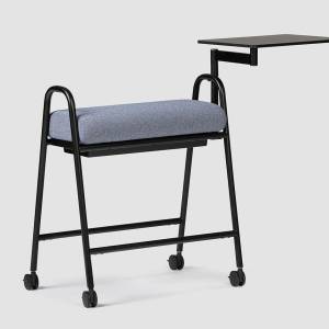 Sitzgelegenheit fuer Workshop Polsterhocker mit Rollen stapelbar Hocker mit dem Tisch Einrichtungen für Schulungsräume Bene U-TURN