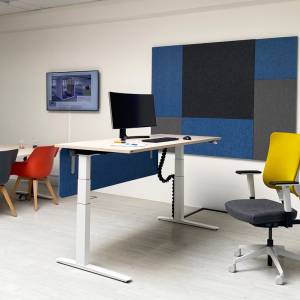 CEKA VitalForm Sitz-Steh-Schreibtisch im modernen Büro für ergonomisches Arbeiten