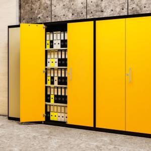 mauser kontoro Flügeltürenschrank für Ordner und Büromaterial als farbige Schrankwand im Büro mit geöffnetem Fach für Aktenordner