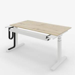 Elektrisch höhenverstellbarer Steh-Sitztisch ZEMP OPUS E33-SP mit heller Holzplatte, weißem Gestell und integrierter Schiebeplatte für ergonomische Büroarbeitsplätze.