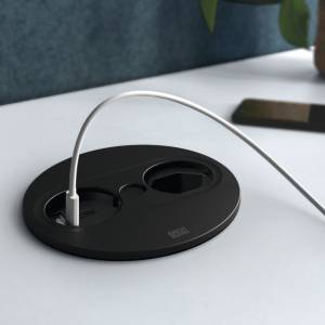 Runde Einbausteckdose BACHMANN TWIST 2 in Schwarz, mit USB-Anschluss und Stromversorgung, eingebaut in einer weißen Tischplatte
