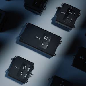 Verschiedene USB-C Next Generation Charger von Bachmann in Nahaufnahme – kompakte Module mit unterschiedlichen Leistungsstufen (45 W, 100 W, 140 W) für paralleles, effizientes Laden moderner Geräte mithilfe innovativer GaN-Technologie
