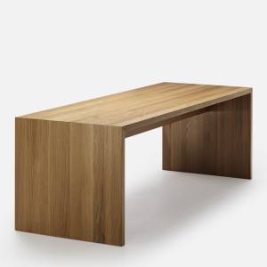 Schlichter Sitz-Tisch aus hellem Massivholz mit durchgehenden Seitenwangen im modernen Design, ideal für Konferenzräume oder Büroumgebungen
ZEMP WANGEN - SITZTISCH
