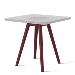 Beistelltisch Tinnef von Skandiform mit Tischplatte White Marbled aus recyceltem Kunststoff und rotem Holzgestell.