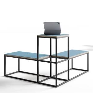 Modulares Möbel SALTO von Palmberg mit Stahlrahmen und blauen Sitzflächen für agiles Arbeiten