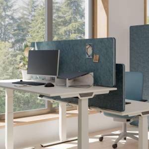 BELT Tischaufsatz von PALMBERG an ergonomischem Schreibtisch – moderne Akustiklösung fürs Büro