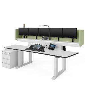 Modulares Leitstellen-Arbeitsplatzsystem LO Deskflex mit mehreren Monitoren und integrierter Technik