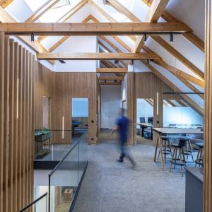 Moderne Büroflächen mit Holzelementen und Lichtplanung von ERCO Leuchten GmbH