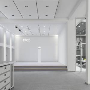 ERCO Showroom München mit zentraler Präsentationsfläche und architektonischer Lichtinszenierung im historischen Ledigenheim