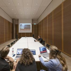 Auditorium im EDEL Music Headquarter Hamburg mit präziser ERCO Beleuchtung für Konferenzen und Veranstaltungen