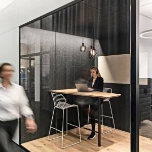 Arbeitsplatz mit Hochtisch und Barhockern in der neuen Arbeitswelt von Sennheiser in Zürich, gestaltet von Gehri AG