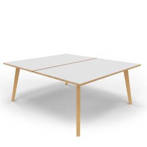 Teamtisch CONNECT.BENCH in Sitzhöhe mit heller Tischplatte und schräg gestellten Holzbeinen auf weißem Hintergrund