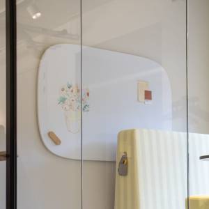 Cascando Pully Wall Whiteboard im Besprechungsraum mit mobiler Akustiktrennwand und Sitzmöbeln