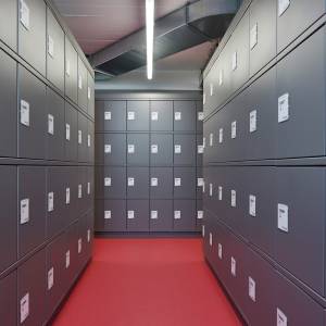 Lista Office LO Kantonsspital St.Gallen Garderobenanlage mit Schließfachreihen im Umkleidebereich für medizinisches Personal