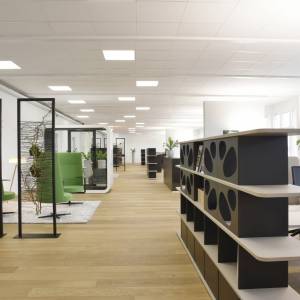 Lista Office LO Bauwerk Parkett Arbeitsbereich mit offenen Regalstrukturen und Schreibtischen im durchgängigen Raumkonzept