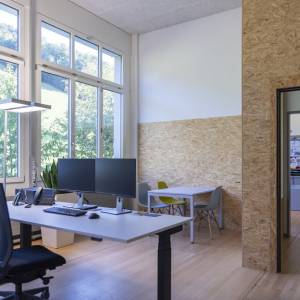 Lista Office LO zubischuhe.ch AG Arbeitsplatz mit Schreibtisch und Besprechungsecke im Büro mit Holzoberflächen