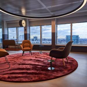 Lista Office LO Swisscom Rotterdam Loungebereich mit Sesseln auf Teppich und Fensterfront mit Stadtblick