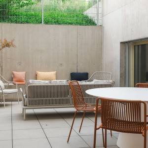Lista Office LO Fribourg Showroom Außenbereich mit Sitzmöbeln und Tischen auf der Terrasse
