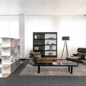 Lista Office LO Liechtenstein Showroom Wohnbereich mit Sitzmöbeln, Regalstruktur und Beistelltisch zur Präsentation von Einrichtungslösungen